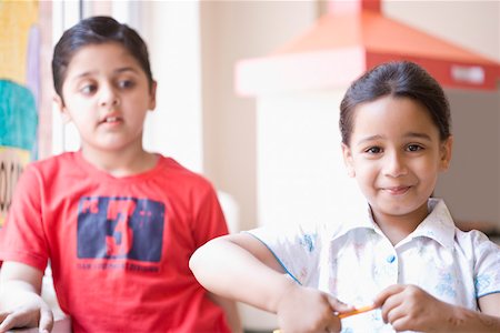 sacapuntas - Portrait d'une collégienne aiguiser son crayon et souriant Photographie de stock - Premium Libres de Droits, Code: 630-01873720