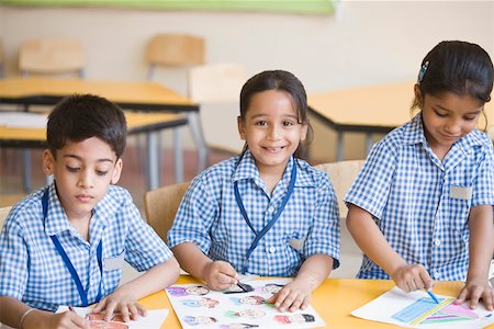 Les enfants d'âge scolaire en classe de dessin Photographie de stock - Premium Libres de Droits, Code: 630-01873774