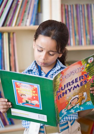 Close-up of a schoolgirl reading a book in a library Foto de stock - Sin royalties Premium, Código: 630-01873797