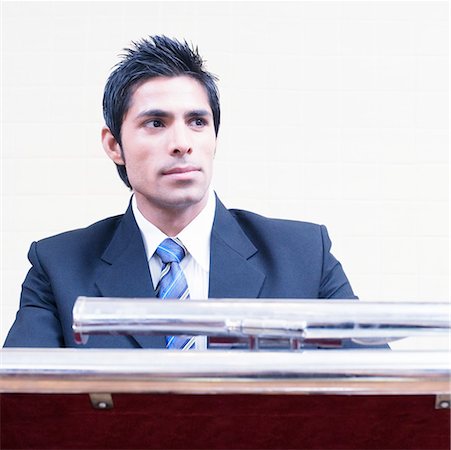 Close-up of a businessman at a lectern Foto de stock - Sin royalties Premium, Código: 630-01873857