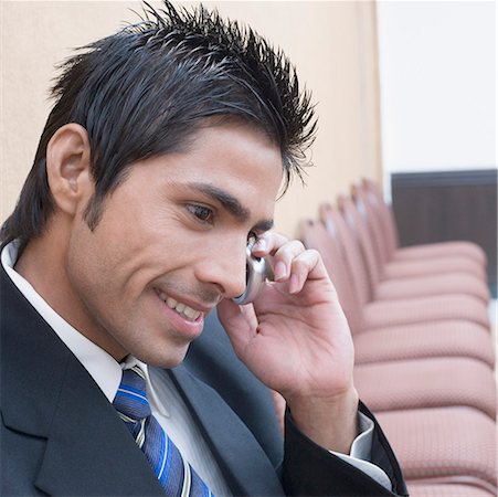 simsearch:630-01873878,k - Gros plan d'un homme d'affaires, parler sur un téléphone mobile et souriant Photographie de stock - Premium Libres de Droits, Code: 630-01873886
