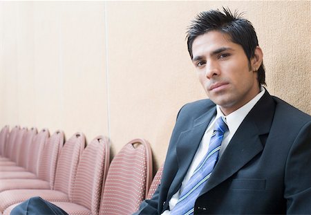 Portrait of a businessman thinking Foto de stock - Sin royalties Premium, Código: 630-01873882