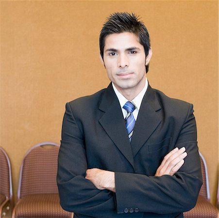 simsearch:630-01873857,k - Portrait of a businessman standing with his arms crossed Foto de stock - Royalty Free Premium, Número: 630-01873943