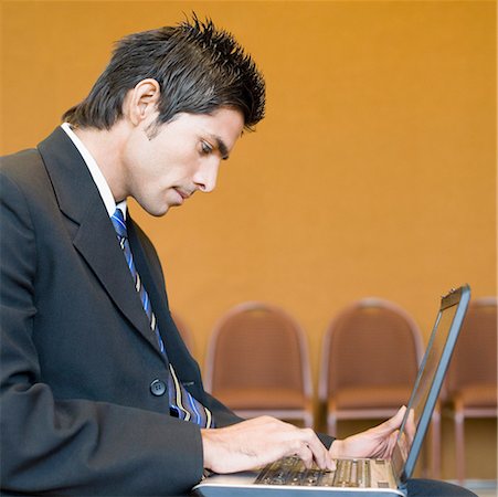 simsearch:630-01873857,k - Side profile of a businessman using a laptop Foto de stock - Royalty Free Premium, Número: 630-01873955