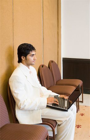 simsearch:630-01078367,k - Side profile of a businessman using a laptop Foto de stock - Sin royalties Premium, Código: 630-01873952