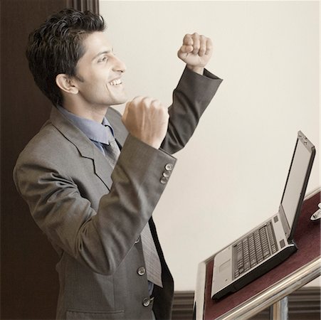 pupitre (orateur) - Profil de côté d'un homme d'affaires debout à un pupitre et gestuelle Photographie de stock - Premium Libres de Droits, Code: 630-01873964
