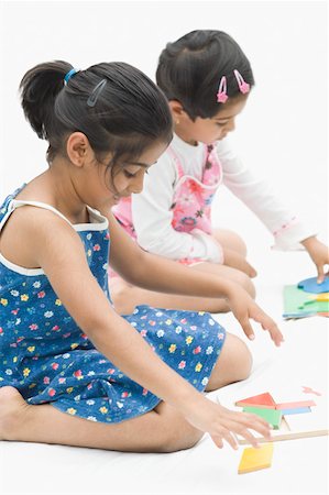 Two girls playing with puzzles Foto de stock - Sin royalties Premium, Código: 630-02219259