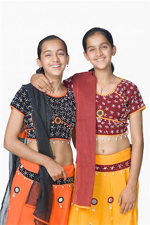 simsearch:630-02219279,k - Portrait of a teenage girl standing with her sister Foto de stock - Royalty Free Premium, Número: 630-02219280