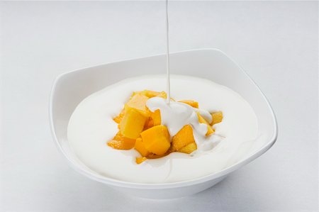 simsearch:630-02220065,k - Close-up of a bowl of mango slices and cream Foto de stock - Sin royalties Premium, Código: 630-02219294