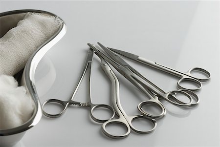 science laboratory black white - Close-up of surgical scissors and kidney dish Foto de stock - Sin royalties Premium, Código: 630-02219450