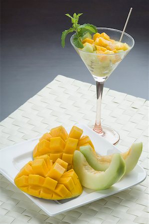 simsearch:630-02220065,k - Close-up of mango slices and melon slices in a plate Foto de stock - Sin royalties Premium, Código: 630-02219479