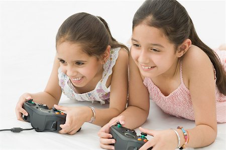 Two girls playing video game Foto de stock - Sin royalties Premium, Código: 630-02219640