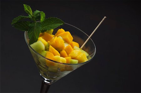 simsearch:630-02220065,k - Close-up of a martini glass with mango slices and mint leaves Foto de stock - Sin royalties Premium, Código: 630-02219675