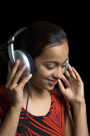 simsearch:630-02219279,k - Close-up of a girl listening to music with headphones Foto de stock - Sin royalties Premium, Código: 630-02219670