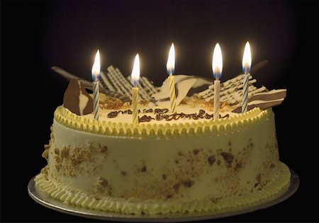 Close-up of lit candles on a birthday cake Foto de stock - Sin royalties Premium, Código: 630-02219706