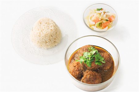 simsearch:656-03076262,k - Close-up of meatballs in a bowl served with boiled rice and salad Foto de stock - Sin royalties Premium, Código: 630-02219784