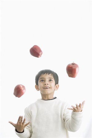 Garçon de jongler avec les pommes Photographie de stock - Premium Libres de Droits, Code: 630-02219953