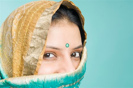 Close-up of a young woman's face covered with a stole Foto de stock - Sin royalties Premium, Código: 630-02219969