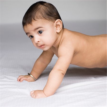 striscia - Close-up of a baby boy lying on the bed Fotografie stock - Premium Royalty-Free, Codice: 630-02220001