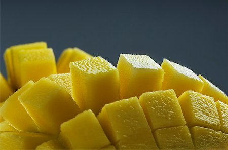 simsearch:630-02220065,k - Close-up of mango slices cut into segments Foto de stock - Sin royalties Premium, Código: 630-02220055