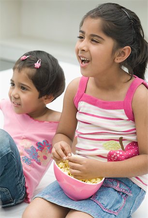 simsearch:630-02220024,k - Girl eating popcorn beside her sister Stock Photo - Premium Royalty-Free, Code: 630-02220227