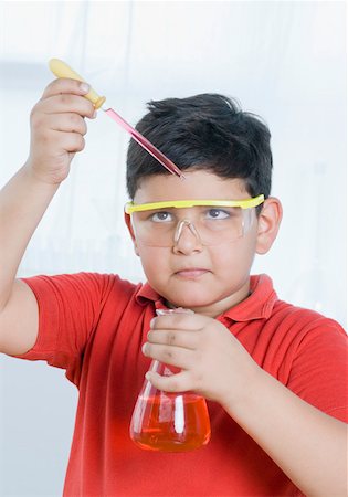 Close-up of a boy holding a conical flask and a pipette Foto de stock - Sin royalties Premium, Código: 630-02220257