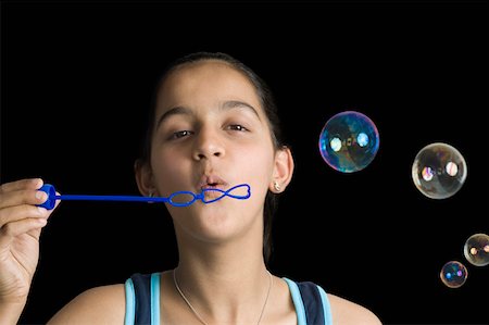 simsearch:630-02220251,k - Junges Mädchen bläst Seifenblasen mit einem Seifenblasen Stockbilder - Premium RF Lizenzfrei, Bildnummer: 630-02220253