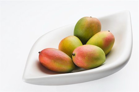 Close-up of a bowl of mangoes Stock Photo - Premium Royalty-Free, Code: 630-02220265