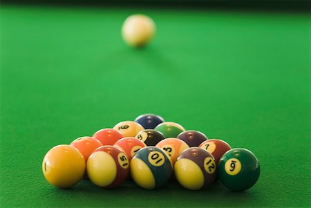 Close-up of pool balls on a pool table Foto de stock - Royalty Free Premium, Número: 630-02220277
