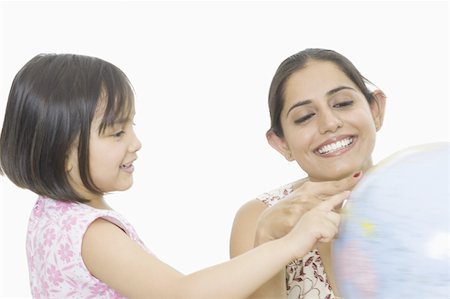 simsearch:630-02221079,k - Side profile of a girl with her mother pointing at a globe and smiling Foto de stock - Sin royalties Premium, Código: 630-02220307