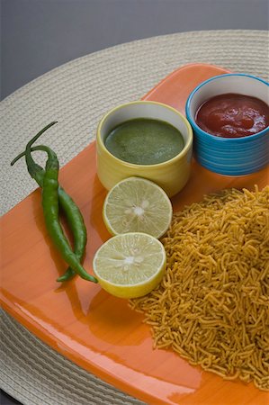 Close-up of snacks with sauce in a tray Foto de stock - Royalty Free Premium, Número: 630-02220302