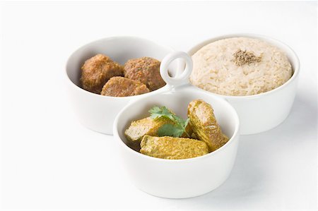 Close-up of koftas curry and boiled rice with meatballs in bowls Fotografie stock - Premium Royalty-Free, Codice: 630-02220365