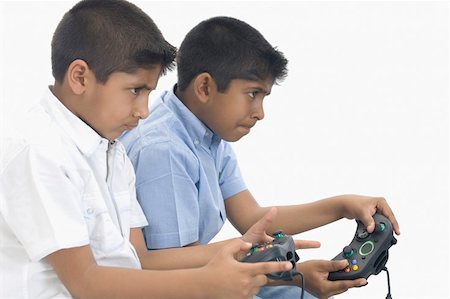 simsearch:630-02220721,k - Side profile of two boys playing video game Foto de stock - Sin royalties Premium, Código: 630-02220386
