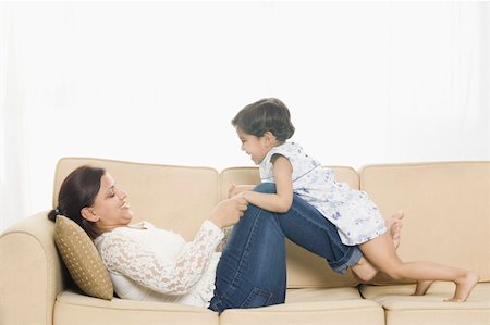simsearch:630-02220759,k - Seitenansicht von einer Frau mittleren Alters mit ihrer Tochter spielen auf einer couch Stockbilder - Premium RF Lizenzfrei, Bildnummer: 630-02220382