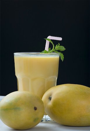 simsearch:630-02220065,k - Close-up of two mangoes with a glass of mango shake Foto de stock - Sin royalties Premium, Código: 630-02220460