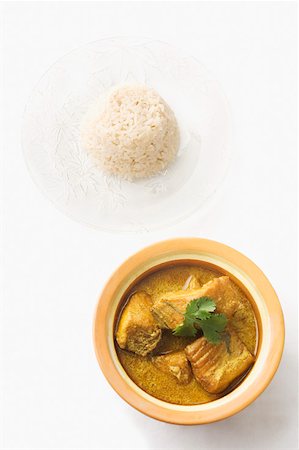 pochiert - Nahaufnahme von Fisch-curry in einer Schüssel mit gekochtem Reis serviert Stockbilder - Premium RF Lizenzfrei, Bildnummer: 630-02220569