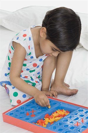 simsearch:630-02221079,k - Close-up of a girl playing a board game Foto de stock - Sin royalties Premium, Código: 630-02220581