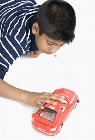 simsearch:630-02220721,k - High angle view of a boy playing with a toy car Foto de stock - Sin royalties Premium, Código: 630-02220590