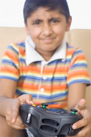 simsearch:630-02220721,k - Portrait of a boy playing video game Foto de stock - Sin royalties Premium, Código: 630-02220591