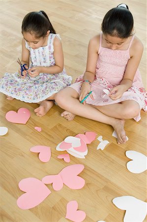 Vue grand angle de deux jeunes filles faire des cartes de vœux Photographie de stock - Premium Libres de Droits, Code: 630-02220621