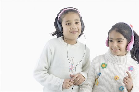 simsearch:630-02219574,k - Two girls listening to music Foto de stock - Sin royalties Premium, Código: 630-02220735