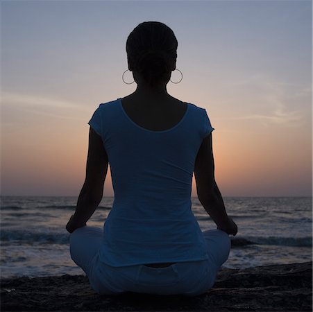 simsearch:630-02220846,k - Rückansicht einer jungen Frau praktizieren Yoga am Strand, Mud Island, Mumbai, Maharashtra, Indien Stockbilder - Premium RF Lizenzfrei, Bildnummer: 630-02220776