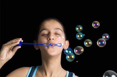 simsearch:630-02220251,k - Junges Mädchen bläst Seifenblasen mit einem Seifenblasen Stockbilder - Premium RF Lizenzfrei, Bildnummer: 630-02220818