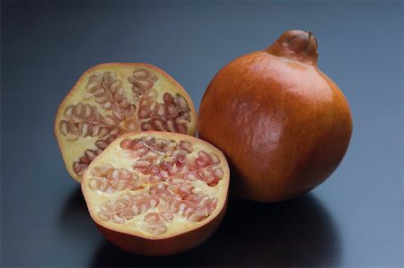 simsearch:640-02656973,k - Close-up of pomegranates Fotografie stock - Premium Royalty-Free, Codice: 630-02220857