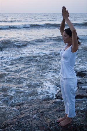 simsearch:630-02219883,k - Side profile of a young woman meditating in a prayer position on the beach, Mud Island, Mumbai, Maharashtra, India Foto de stock - Sin royalties Premium, Código: 630-02220963