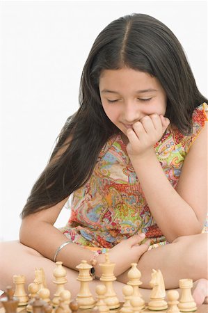 simsearch:630-02220984,k - Close-up of a girl playing chess and smiling Foto de stock - Sin royalties Premium, Código: 630-02220986