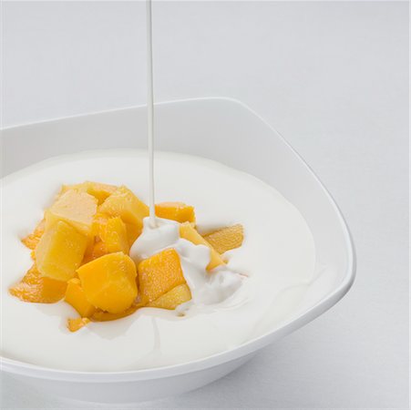 Close-up of a bowl of mango slices and cream Stock Photo - Premium Royalty-Free, Code: 630-02221028
