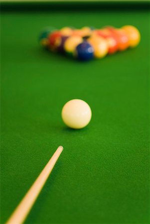 Close-up of a pool cue with pool balls on a pool table Fotografie stock - Premium Royalty-Free, Codice: 630-02221043