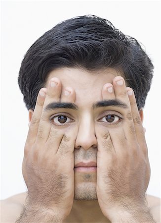 disparaître - Portrait d'un jeune homme qui couvre ses yeux avec ses mains Photographie de stock - Premium Libres de Droits, Code: 630-02221054