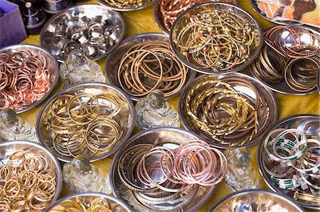 pushkar - Bracelets à un étal de marché, Pushkar, Rajasthan, Inde Photographie de stock - Premium Libres de Droits, Code: 630-03479072